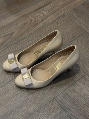 Salvatore Ferragamo "Carla" beige pink patent leather pumps 6 B